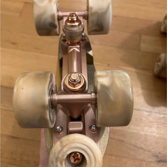Golden Roller Skates - Picture 4 of 7